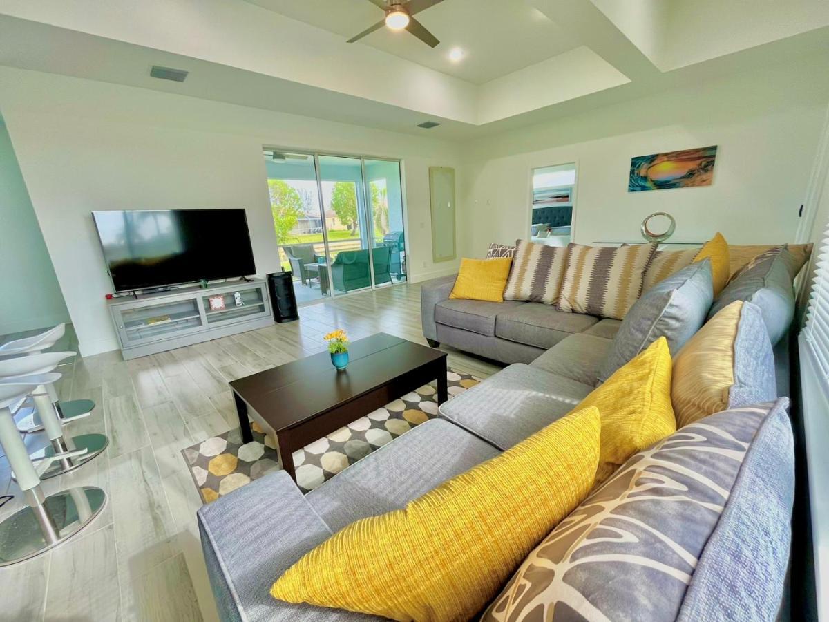 New House With Canal View In Cape Coral Exterior photo